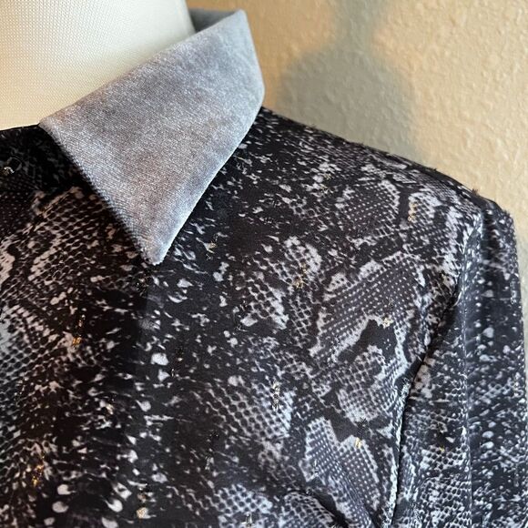NWT Tahari Josella gray Snake print button down blouse - Picture 7 of 7